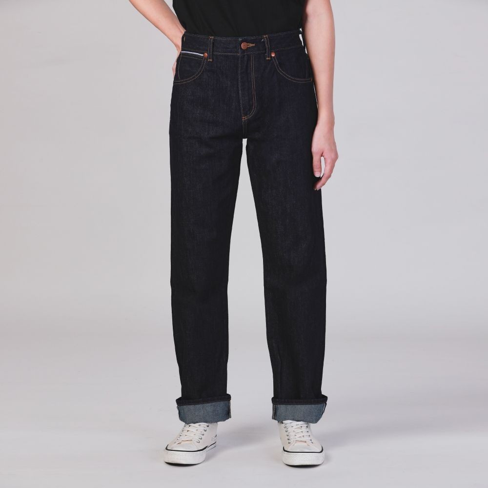 WRANGLER กางเกงยีนส์ (ริมแดง)ผู้หญิง คอลเลคชั่น Legend Of Wrangler FW24 เอวกลาง ทรงตรง รุ่น WR F124WSUNN02 สียีนส์ผ้าดิบ