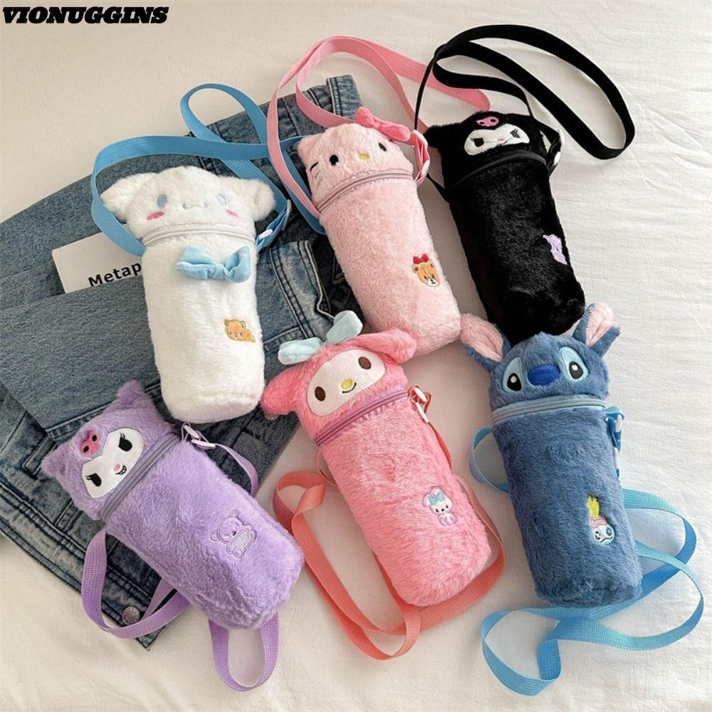 Vionuggins Plush Crossbody Bag, My Melody Cinnamoroll Sanrio กระเป๋าถือ,แบบพกพา Hello Kitty ฉนวนกันความร้อน Anti scalding ถ้วยน้ํากระเป๋า