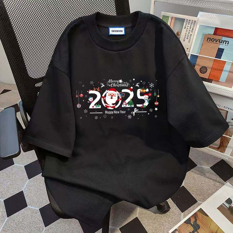 (จัดส่งตลอด 24 ชั่วโมง)Woo Right 2025 สไตล์คริสมาสต์ธีมแขนสั้นผู้ชายมากกว่าแฟชั่นหลวม ๆ สวมใส่สบาย