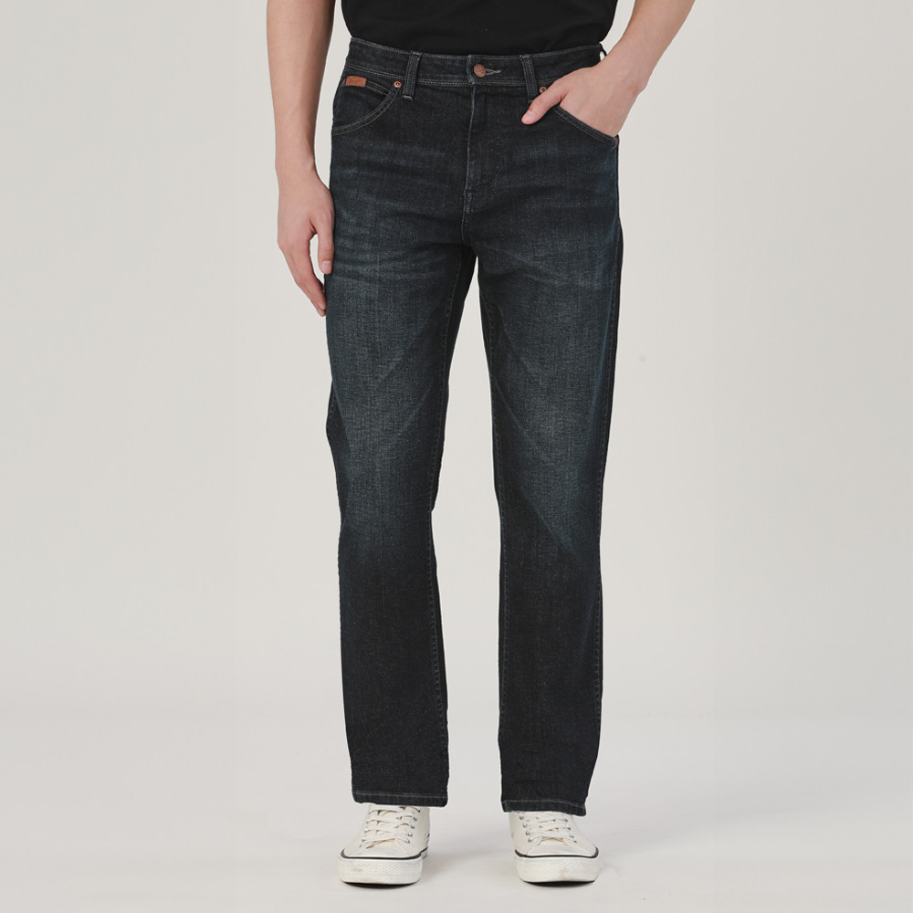 WRANGLER กางเกงยีนส์ผู้ชาย คอลเลคชั่น Biker เอวกลาง ทรงเข้ารูป Texas Slim รุ่น WR F424MTESN46 สียีนส์เข้ม