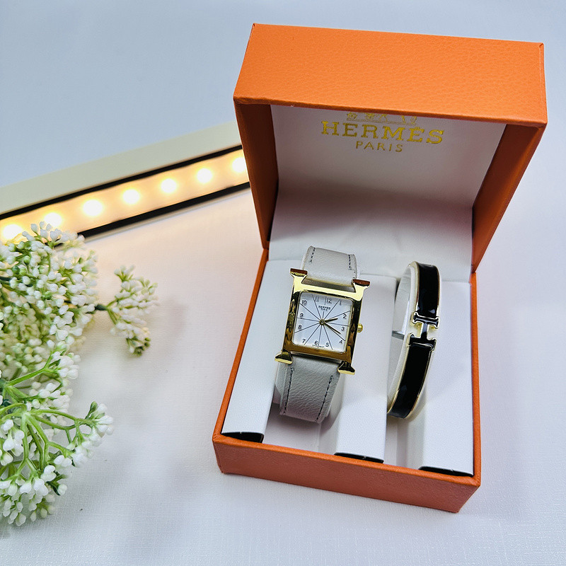 Hermes สไตล์ใหม่วินเทจสบาย ๆ ตารางสุภาพสตรีนาฬิกาสายนาฬิกาเรียบง่ายผู้หญิงของขวัญนาฬิกาสร้อยข้อมือสอ