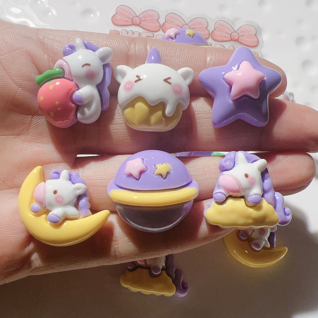 [100 ชิ้นในสต็อก] อุปกรณ์ DIY เรซิน 3D ยูนิคอร์น ตกแต่งเคสโทรศัพท์ อุปกรณ์ผม วัสดุทำมือ สติ๊กเกอร์ถ้วย หมวก สติ๊กเกอร์หัวเข็มขัดรองเท้า