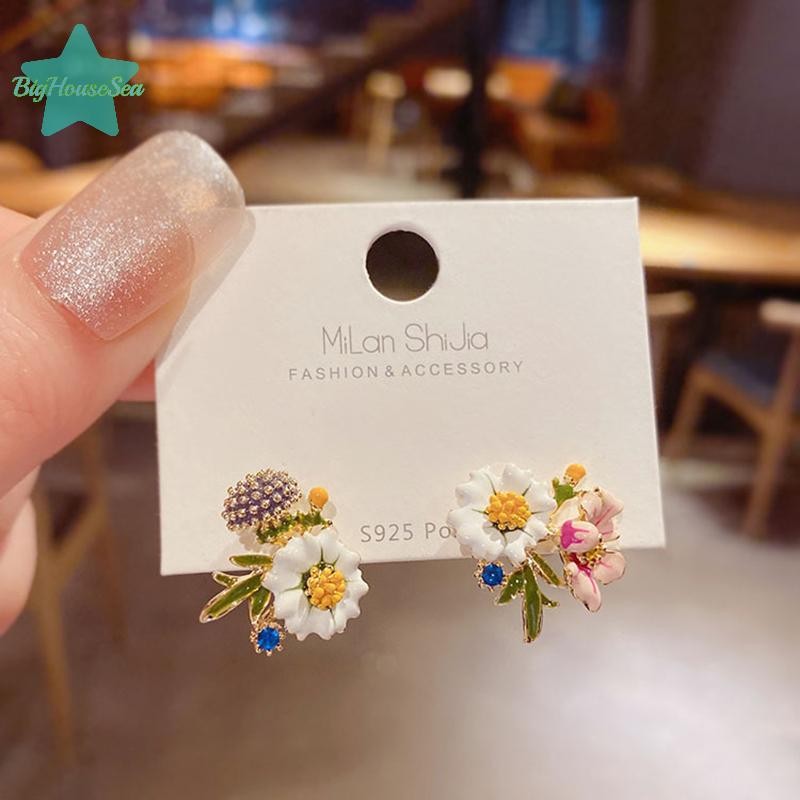 [BigHouseSea] Ins Daisy Flower ต่างหูไม่สมมาตรหญิง Super Fairy High-end French Drip Glaze Temperament Niche Stud ต่างหูใหม่