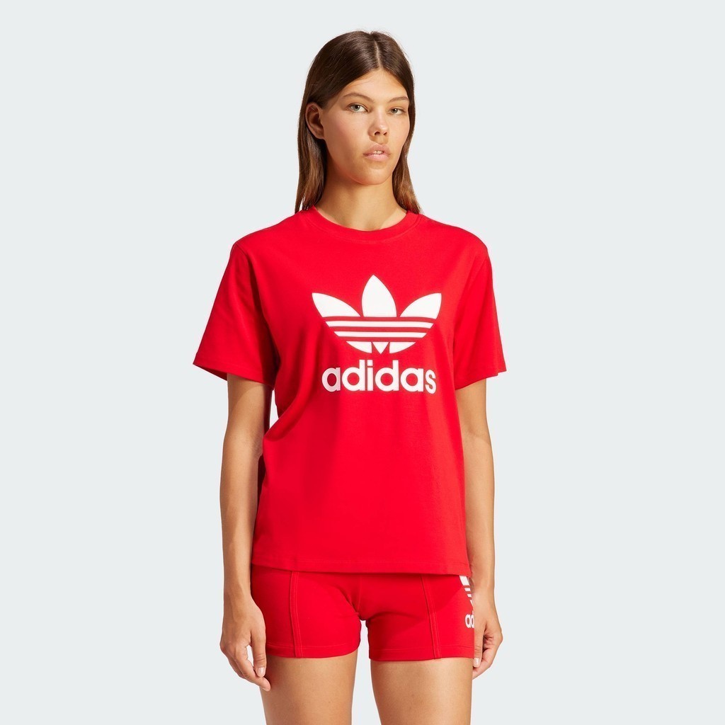 adidas ไลฟ์สไตล์ เสื้อยืดทรงเรกูลาร์ Trefoil ผู้หญิง สีแดง IR9536