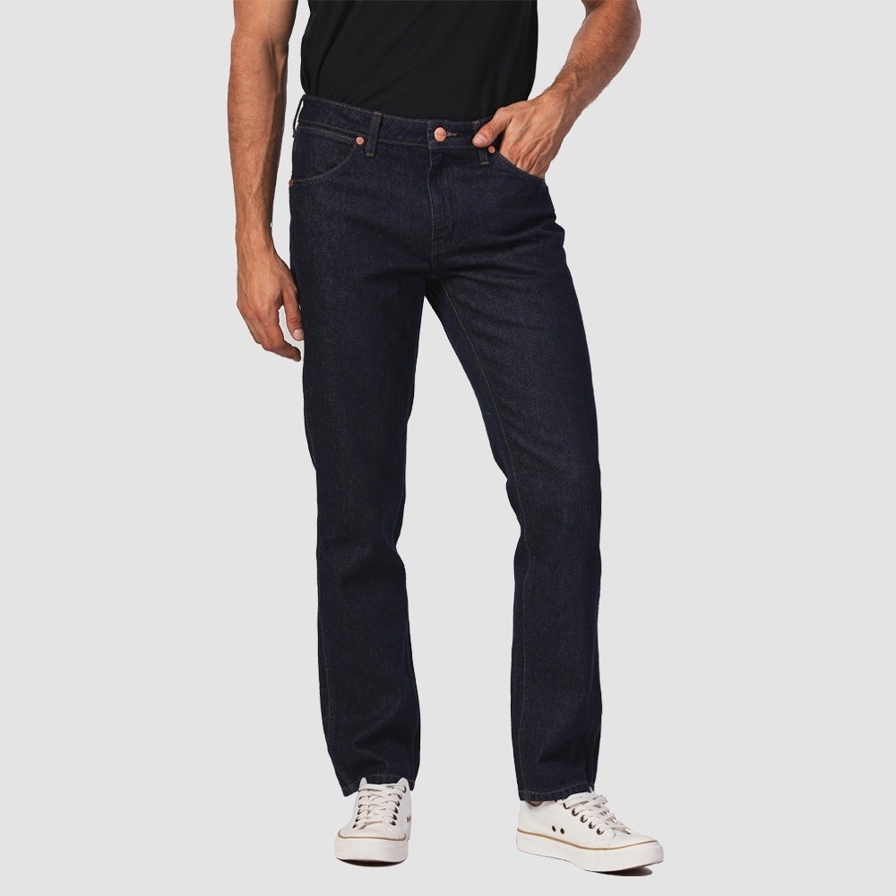 WRANGLER กางเกงยีนส์ผู้ชาย เอวกลาง ทรงตรง ทรง GREENSBORO รุ่น WR F523MGREF63 สียีนส์