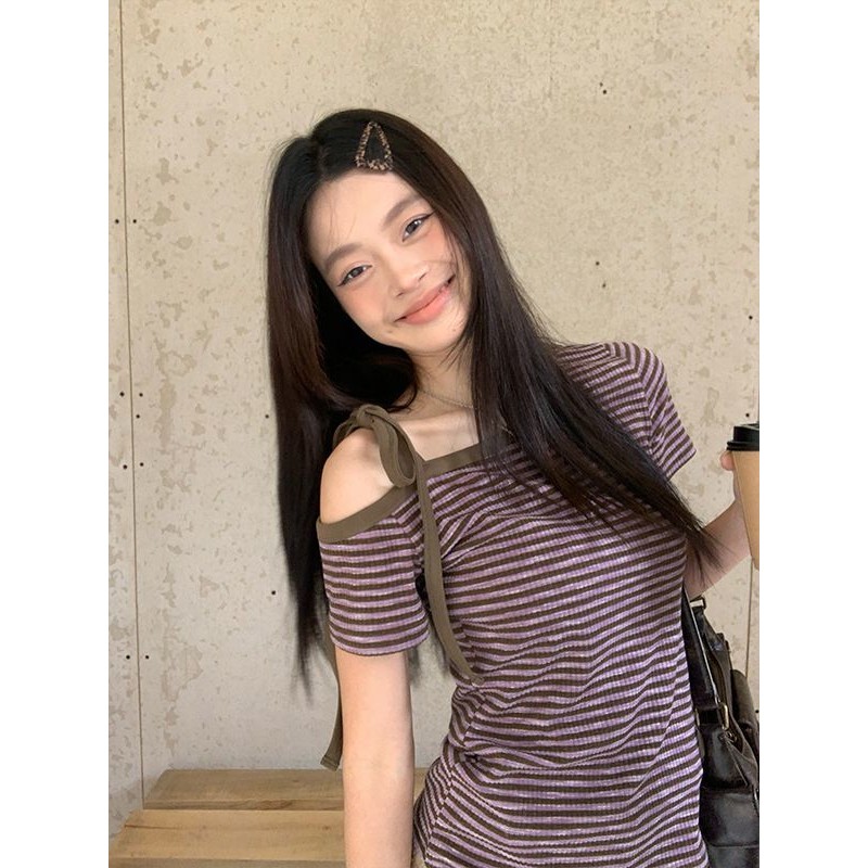 24H💕แฟชั่นสีม่วงลายไหล่เอียงแขนสั้นเสื้อยืดผู้หญิง-2025 ฤดูร้อนปิดไหล่เสื้อยืด