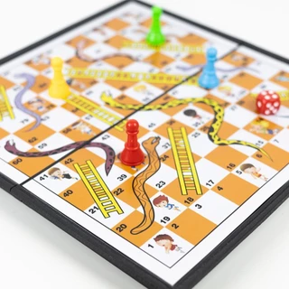 [พร้อมส่ง] เกมบันไดงู แม่เหล็ก Snake Ladders ของเล่นเสริมพัฒนาการ รุ่นยอดนิยม เป็นเเม่เหล็ก กระดานพับเก็บ พกพาได้