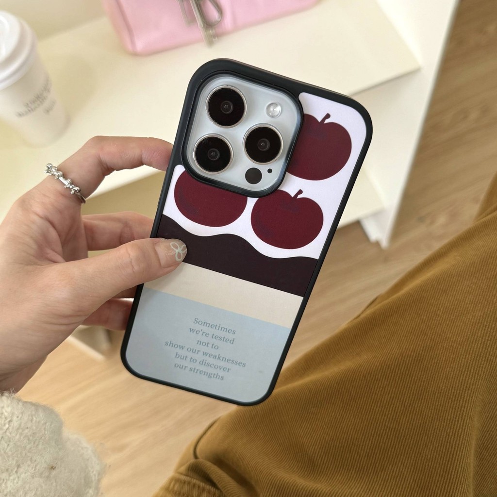 เคสโทรศัพท์ iPhone เคส สามลูกแอปเปิ้ล แบ่งออกเป็น iPhone 16 15 14 13 Pro Max ฝีมือฟิล์ม เก็บงานประณีต วัสดุพอลิคาร์บอเนต ป้องกันรอยและสี ไม่ซีด ไม่เหลือง