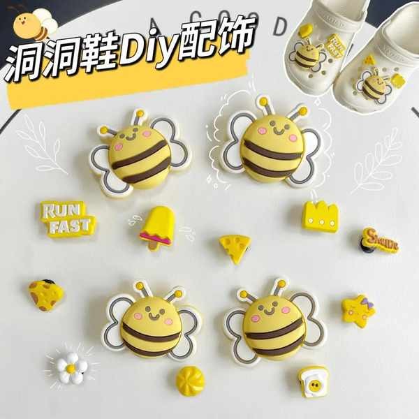 daddy jibbitz missyp jibbitz ผึ้งน่ารักสร้างสรรค์หลุมรองเท้า DIY ที่ถอดออกได้หัวเข็มขัดรองเท้าดอกไม้ตกแต่งหัวเข็มขัดอุปกรณ์เสริมอุปกรณ์การ์ตูนสีแดงเล็กๆน้อยๆ
