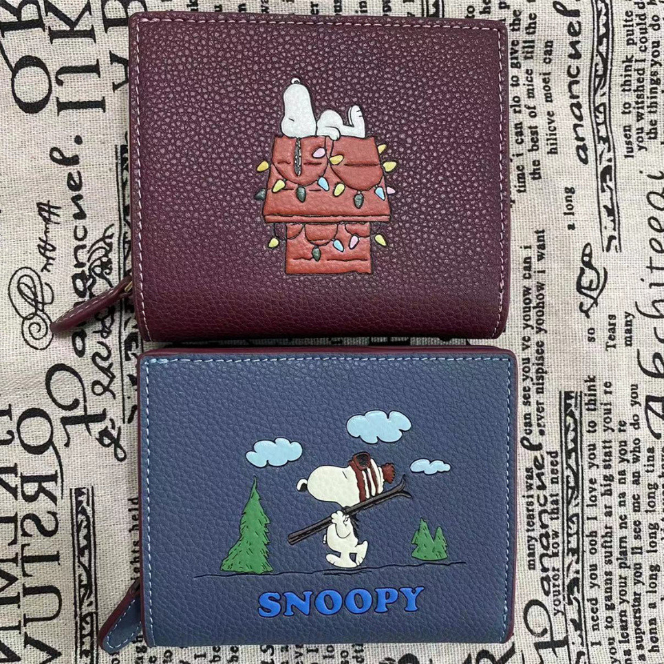 ของแท้ 100% COACH CF251 CF252 ใหม่ SNOOPY ร่วมสุภาพสตรีกระเป๋าสตางค์สั้นกระเป๋าสตางค์พับกระเป๋าสตางค