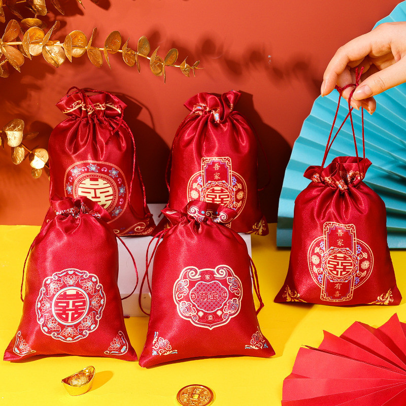 [ ที่โดดเด่น ] กระเป๋าหูรูดผ้าซาตินสีแดง - กระเป๋าห่อขนมแต่งงาน - กระเป๋าตกแต่งของขวัญเทศกาล - แพ็คเก็บรายการเล็กๆ - ถุงบรรจุขนมถั่ว - รูปที่ 4