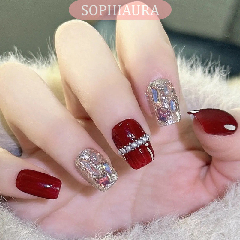 Sophiaura ปีใหม่สีแดงสั้นทรงสี่เหลี่ยมออกแบบ 3 มิติเล็บปลอมกดบนเล็บด้วยกาวเล็บเทียม