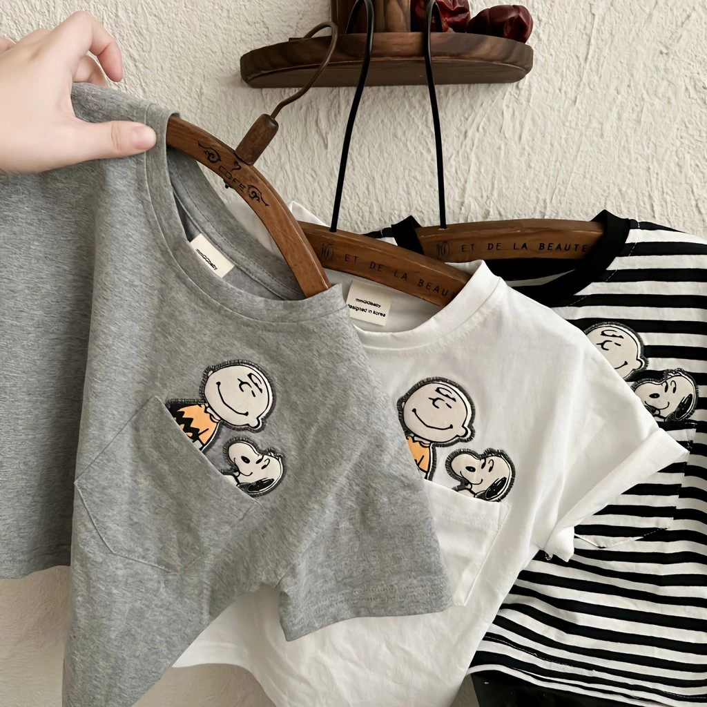 ฤดูร้อน เสื้อยืดแขนสั้นลายทางผ้าฝ้ายสำหรับเด็ก พิมพ์การ์ตูน กระเป๋า เสื้อสบายสำหรับเด็กชายและเด็กหญิง