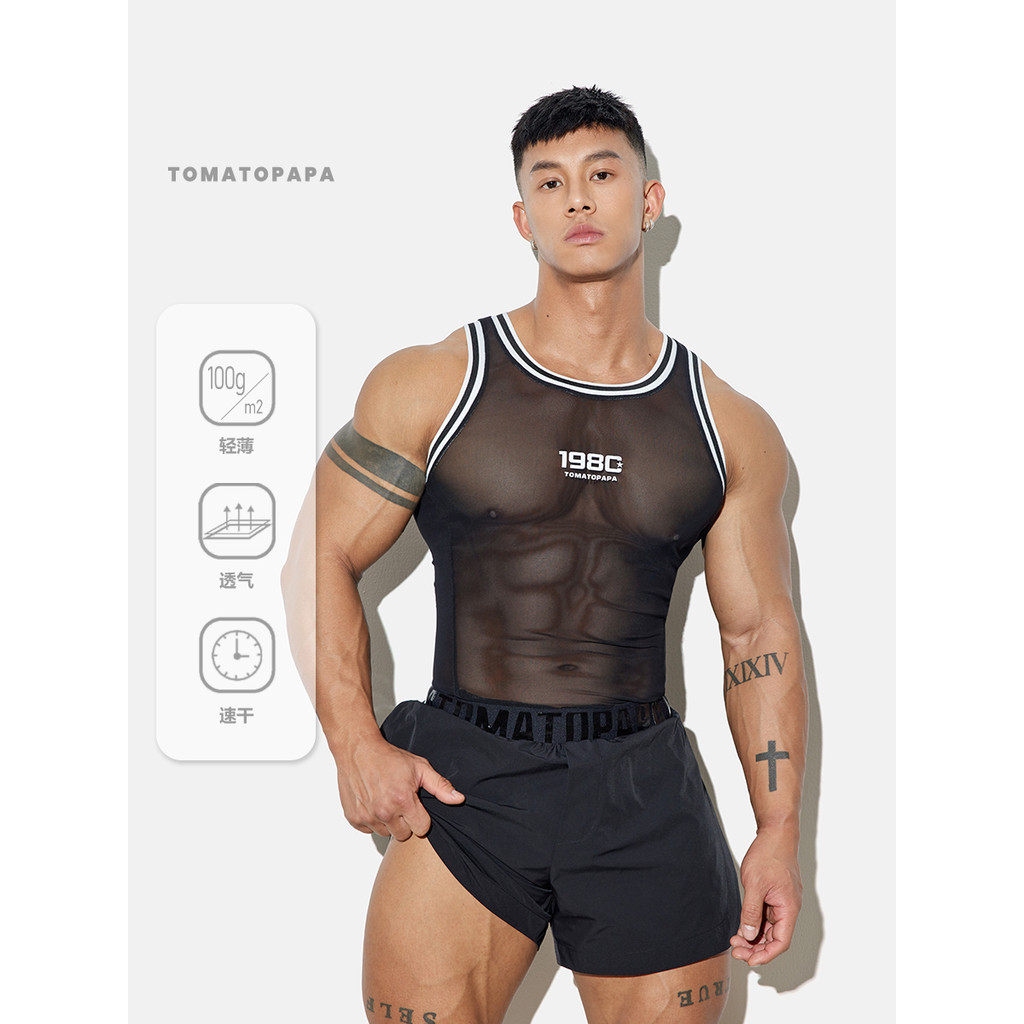 เสื้อกั๊กแขนกุดสำหรับผู้ชายแบบ slim-fit จาก TOMATOPAPA ทำจากผ้ากอซที่มีน้ำหนักเบาทึ้นหยุ่นสูง เหมาะสำหรับการเล่นกีฬาและฟิตเนส