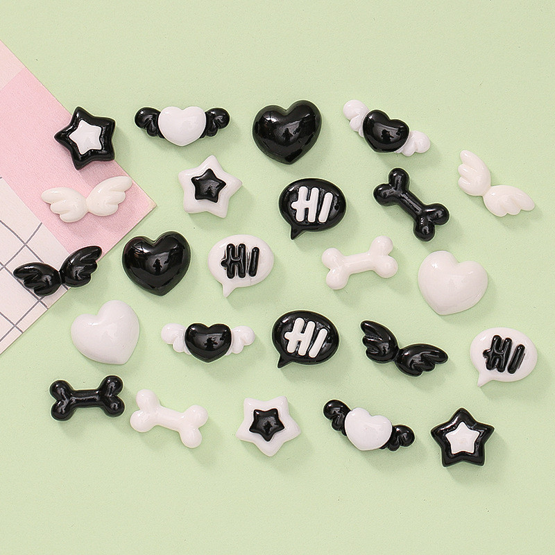 การ์ตูน Peach Heart Design Charm Mini สีดําและสีขาวสี Scheming Jibbits สําหรับ designks Wing 3d jibits DIY เรซิ่น Jibits ออกแบบสําหรับผู้หญิงอุปกรณ์เสริมรองเท้า