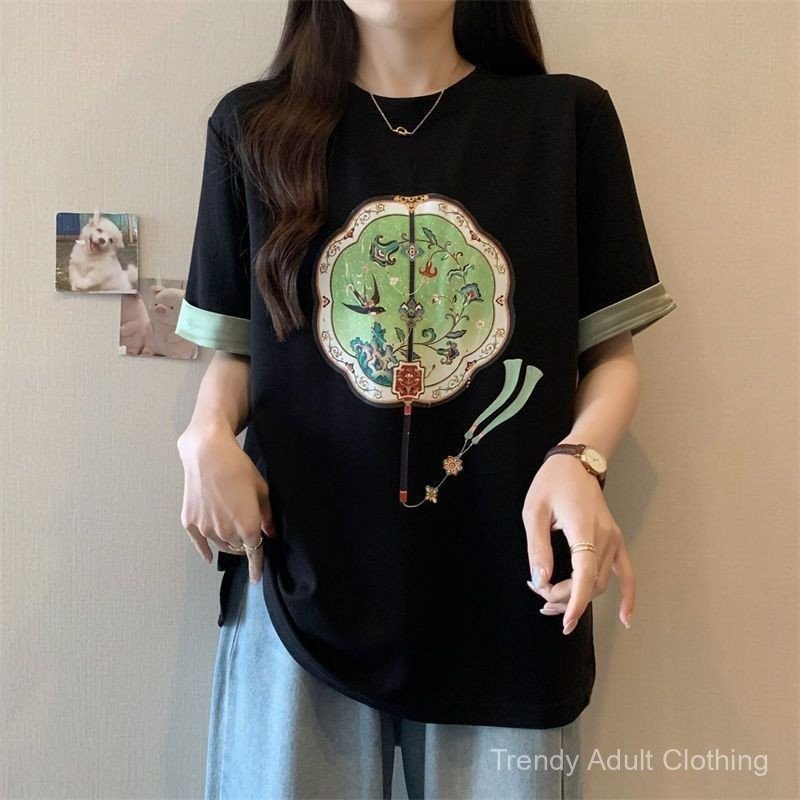เสื้อยืดแขนสั้นพิมพ์ลายสไตล์จีนรุ่นใหม่ไซส์ใหญ่สำหรับผู้หญิงเสื้อ300กก. แฟชั่นทรงหลวมใส่แล้วดูผอมแบบใหม่ฤดูร้อน2024