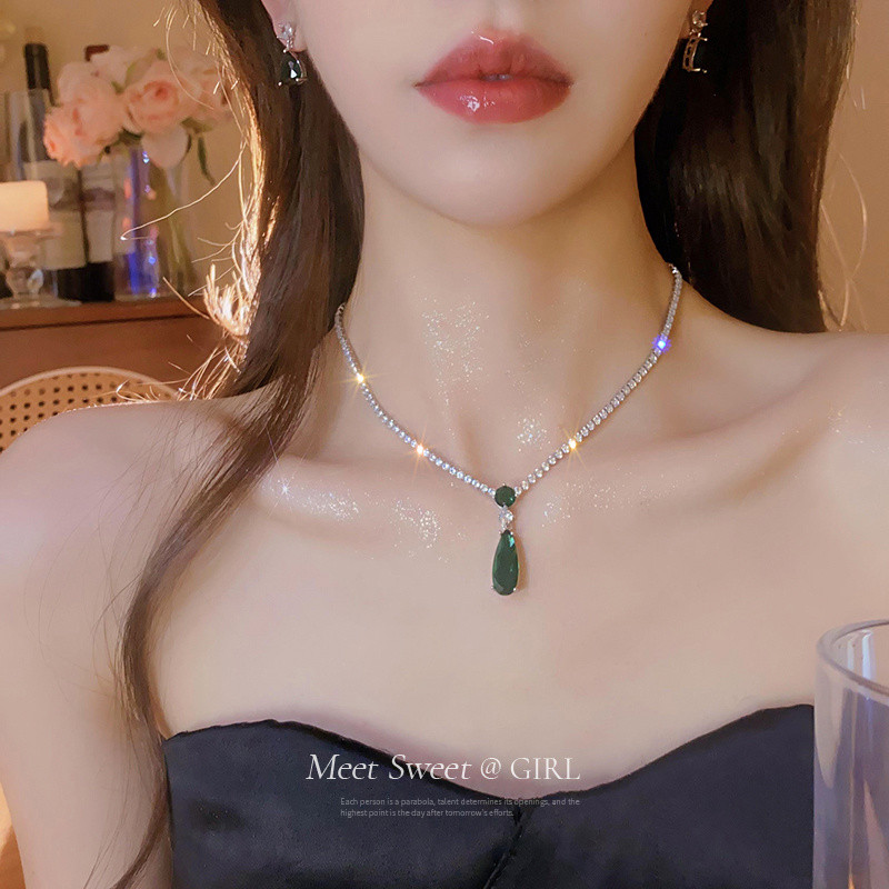 ชุดสร้อยคอและต่างหูซิรคอนรูปหยดน้ำ อุปกรณ์เสริมชุดราตรีสำหรับผู้หญิง 2025 สไตล์ใหม่ สร้อยคอแบบชอคเกอ