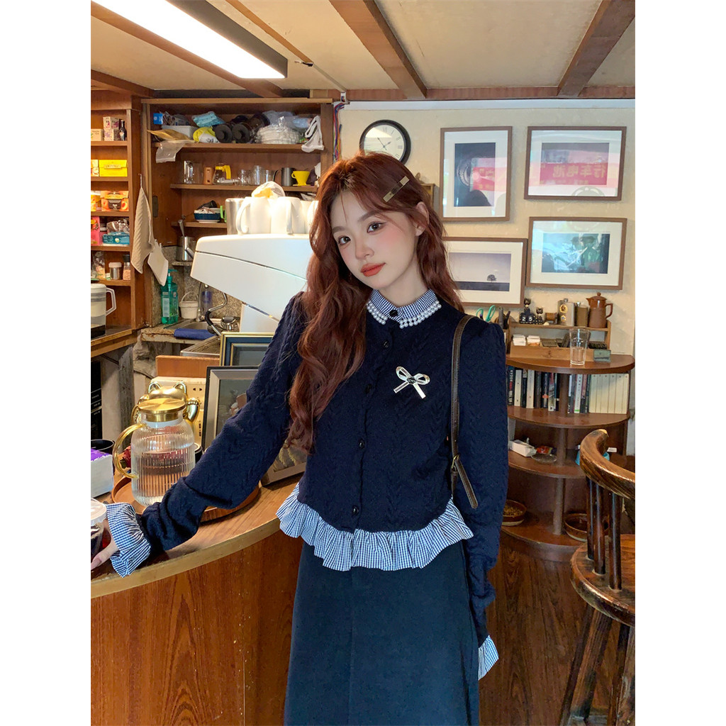 เสื้อสเวตเตอร์แขนยาวโบว์สองชิ้นปลอมสไตล์วิทยาลัยสำหรับผู้หญิงเสื้อถักแบบสั้นทรงหลวมใส่แล้วดูผอมสำหรับฤดูใบไม้ร่วง