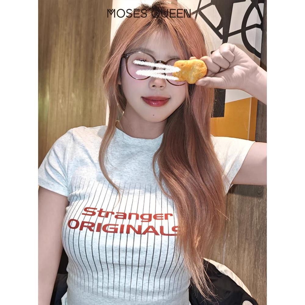 MOSESQUEEN  เสื้อยืดแขนสั้นพิมพ์ลายย้อนยุคอเมริกัน 2025 ฤดูร้อนใหม่ไหล่เสื้อยืดสาวร้อนบาง #63037