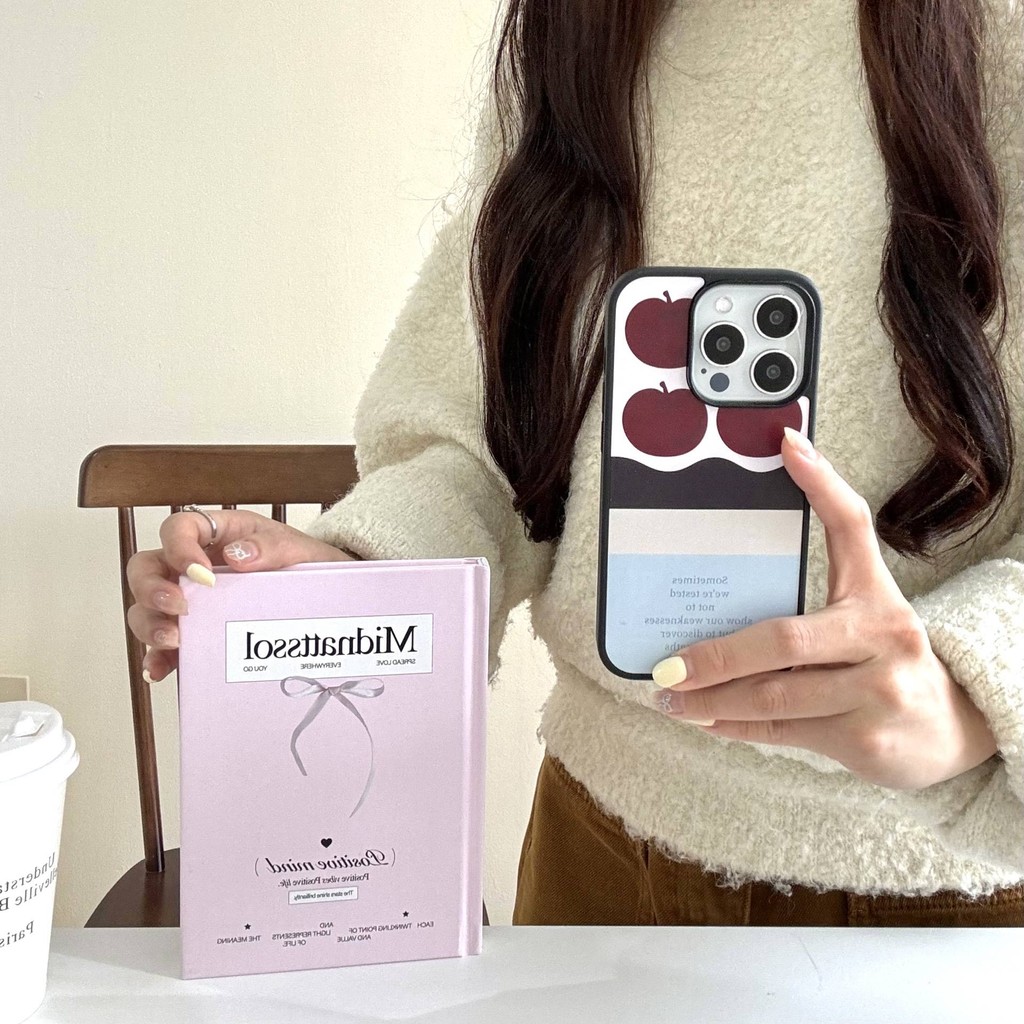 เคสโทรศัพท์ iPhone เคส สามลูกแอปเปิ้ล แบ่งออกเป็น iPhone 16 15 14 13 Pro Max ฝีมือฟิล์ม เก็บงานประณีต วัสดุพอลิคาร์บอเนต ป้องกันรอยและสี ไม่ซีด ไม่เหลือง