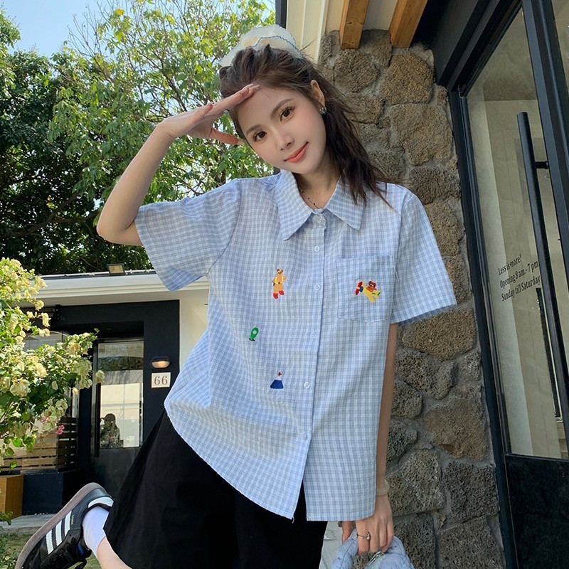 2025 เสื้อเชิ้ตแขนสั้นปักลายคอโปโลสีน้ำเงินใหม่สำหรับผู้หญิง ฤดูร้อน เสื้อเชิ้ตลายตารางที่หลากหลายแล