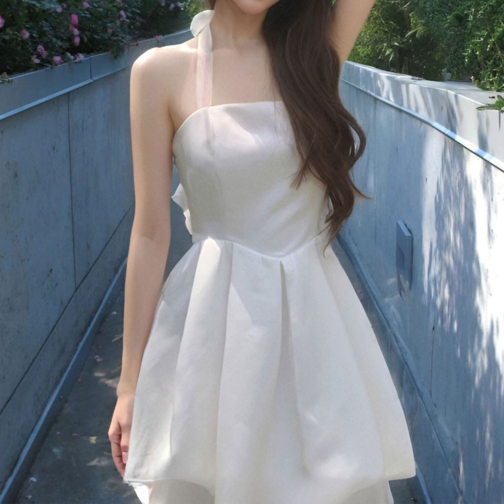 ชุดเดรสสีขาวเปิดหลัง ใส่เที่ยวทะเล ลุคคุณหนู