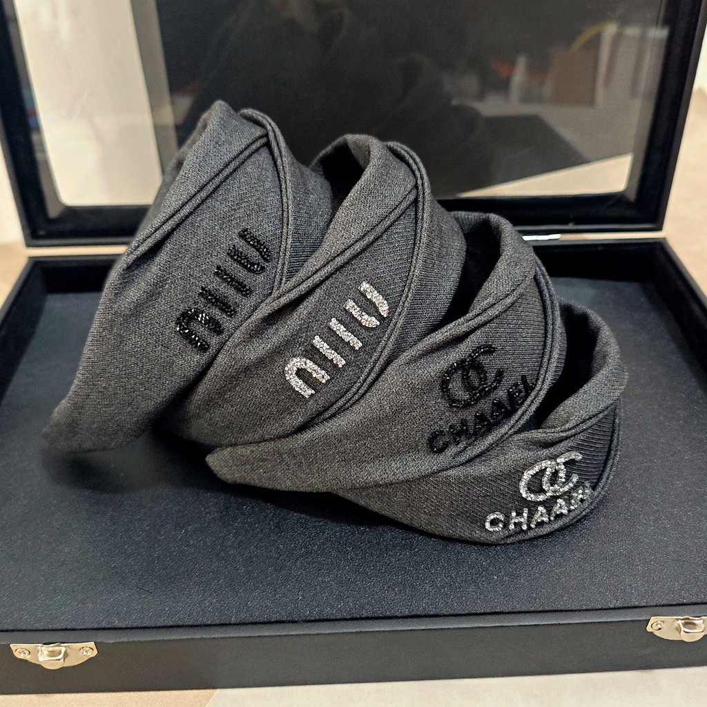 ที่คาดผมขอบกว้างสีเทาแฟชั่นย้อนยุคระดับไฮเอนด์เครื่องประดับผมตัวอักษรพลอยเทียมเรียบง่าย