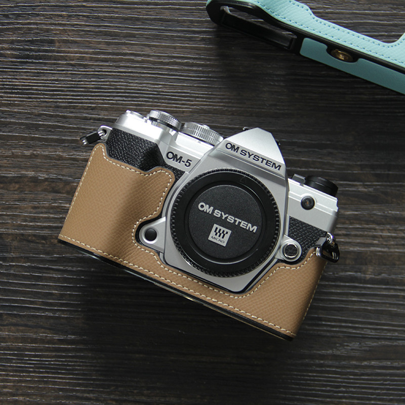 [ความรู้สึกการออกแบบ] เหมาะสําหรับ Olympus EM5 เคสกล้องรุ่นที่สาม OM5 ฐานหนังแท้ EP7 Twill เคสป้องกัน EM10iv รุ่นที่สี่