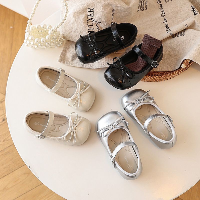 สาวรองเท้าหนังลื่นนุ่มแต่เพียงผู้เดียวเด็กเต้นรําประสิทธิภาพรองเท้าสีดําเคลือบ2025เด็กใหม่รองเท้าแบนกับโบว์ที่เรียบง่าย