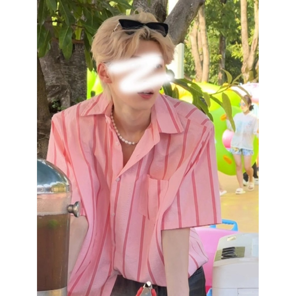 เสื้อเชิ้ตแขนสั้นลายทางสีชมพูผู้ชายฤดูร้อน
