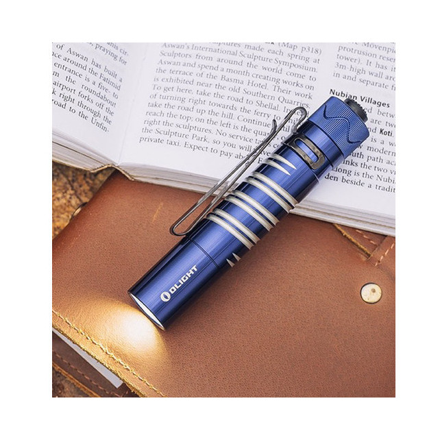 Olight i5R EOS ไฟฉายแบบพกพา แบตเตอรี่ชาร์จไฟได้