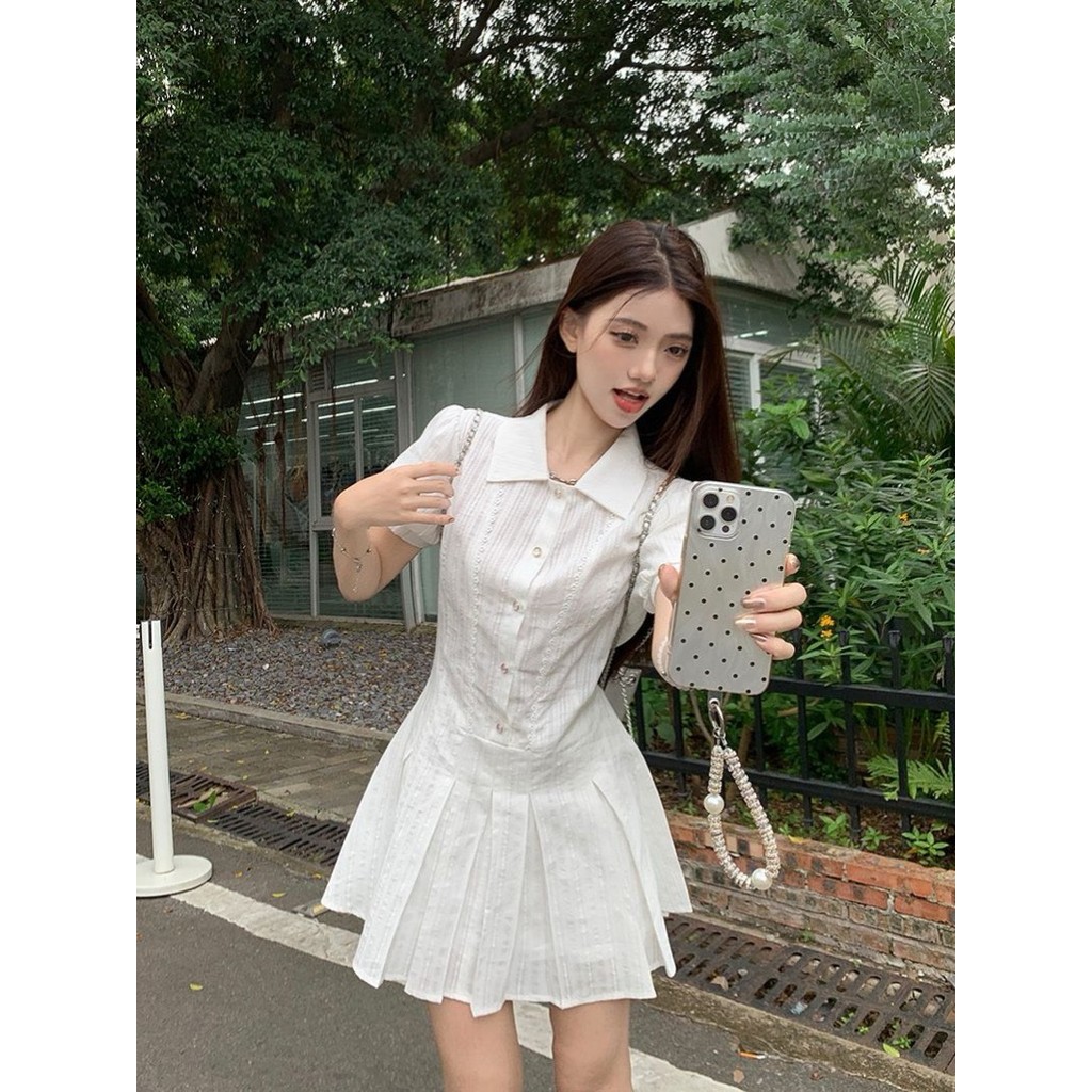 ชุดเดรสแขนสั้นสีขาวสไตล์อะคาเดมี กระโปรง A-line สำหรับฤดูร้อน กระโปรงสั้นพลีตขนาดเล็ก เราต้องการ GRL3