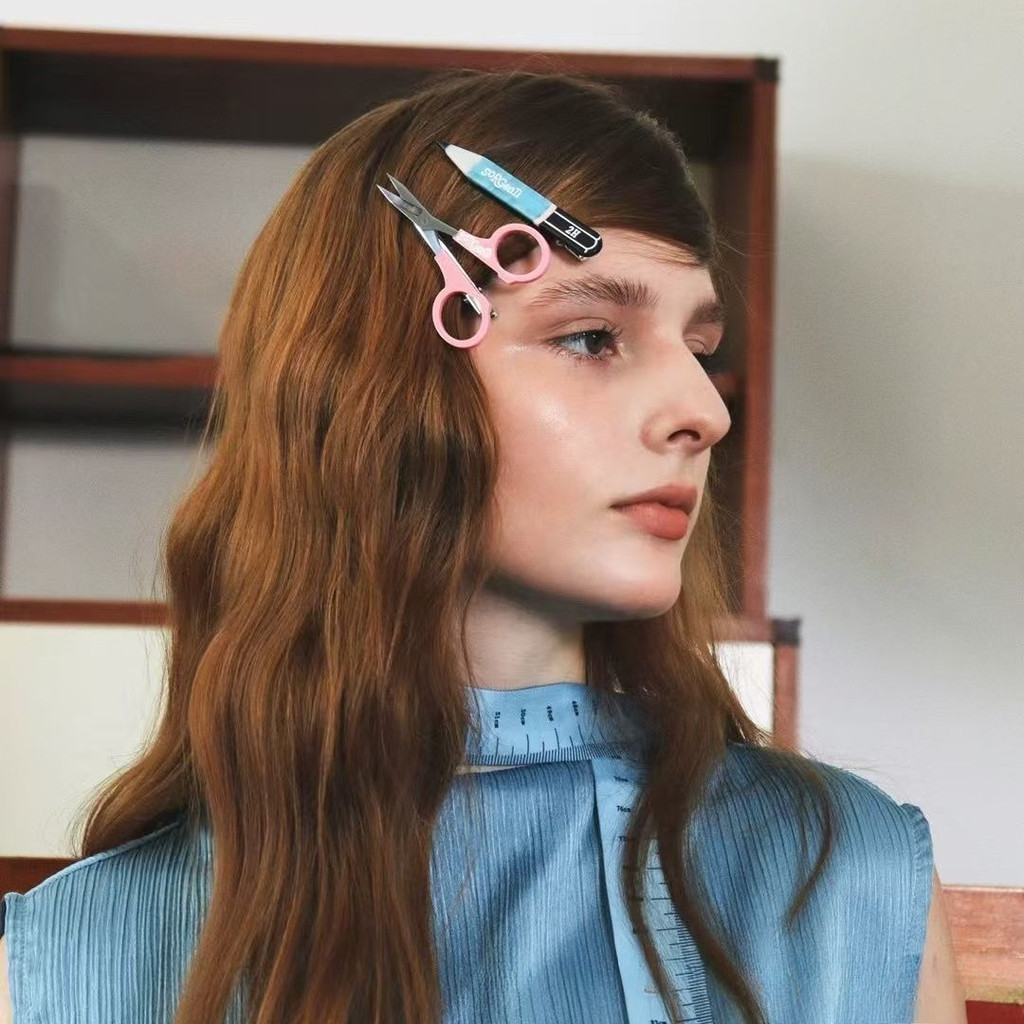 2025 ฤดูร้อนใหม่การ์ตูนน่ารักกิ๊บติดผมหมุดด้านข้างหวานสําหรับนักเรียนหญิงเครื่องประดับผม