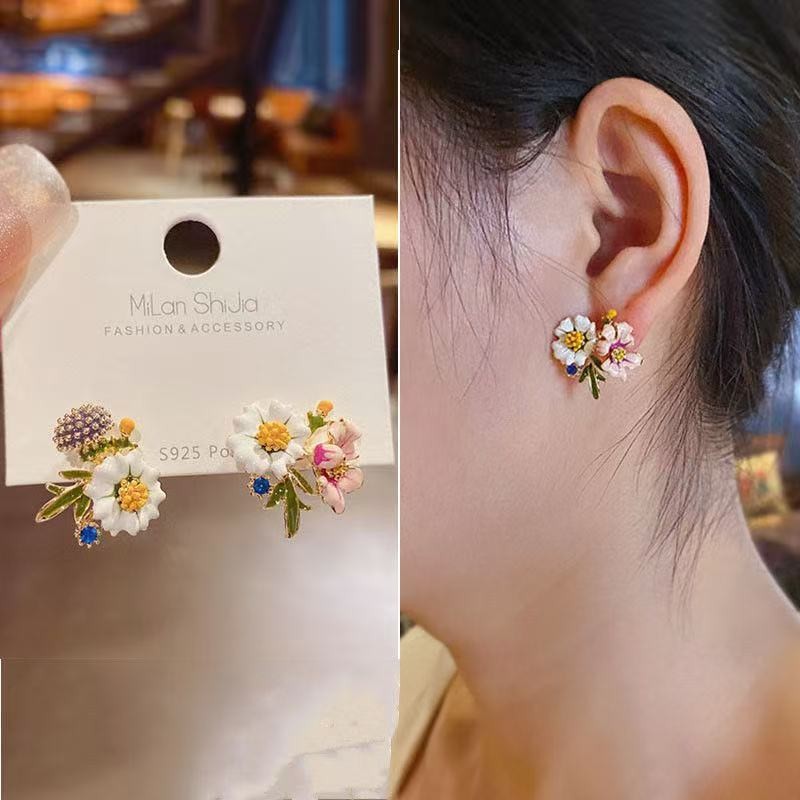 สีเดซี่ดอกไม้ต่างหูหยดเคลือบไม่สมมาตรต่างหูสุภาพสตรีอุปกรณ์เสริมเลียนแบบภูมิแพ้