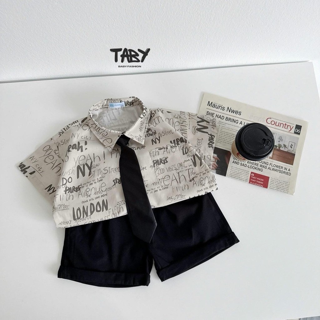 [TABY] ชุดเสื้อลายลอนดอนอินเทรนด์ วัสดุเสื้อหยาบนุ่มพร้อมกางเกงสีกากีสําหรับเด็กผู้ชาย 9-29kg LC24B1
