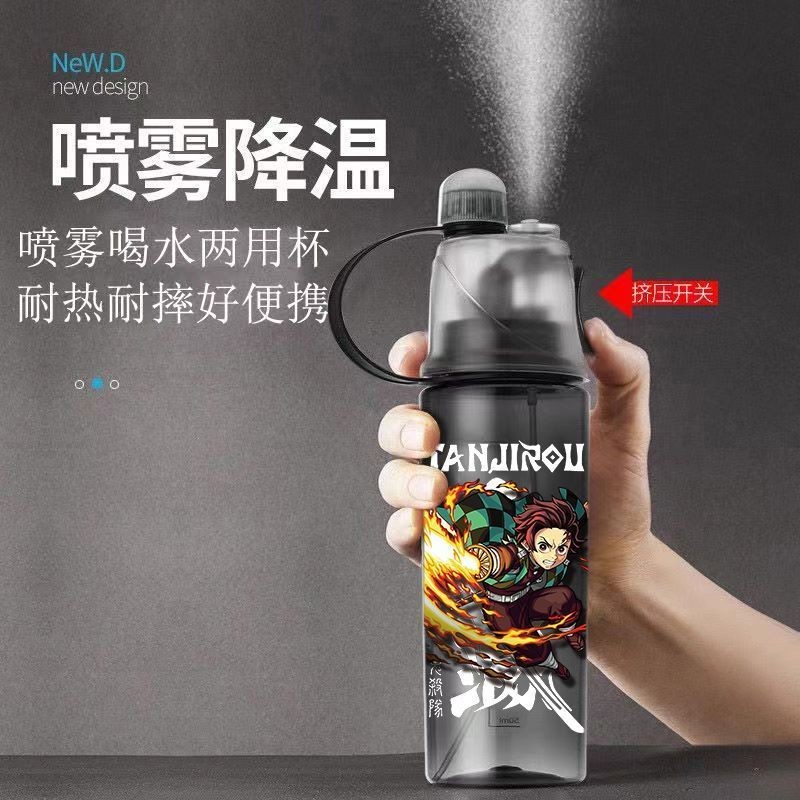 [สินค้าใหม่ข้อเสนอพิเศษ] Cool Demon Slayer Peripheral ขวดน้ําพ่นได้ความจุขนาดใหญ่ Leak-Proof Shock-Resistant Spray Boy Water Cup Office Drinking Cup Student C