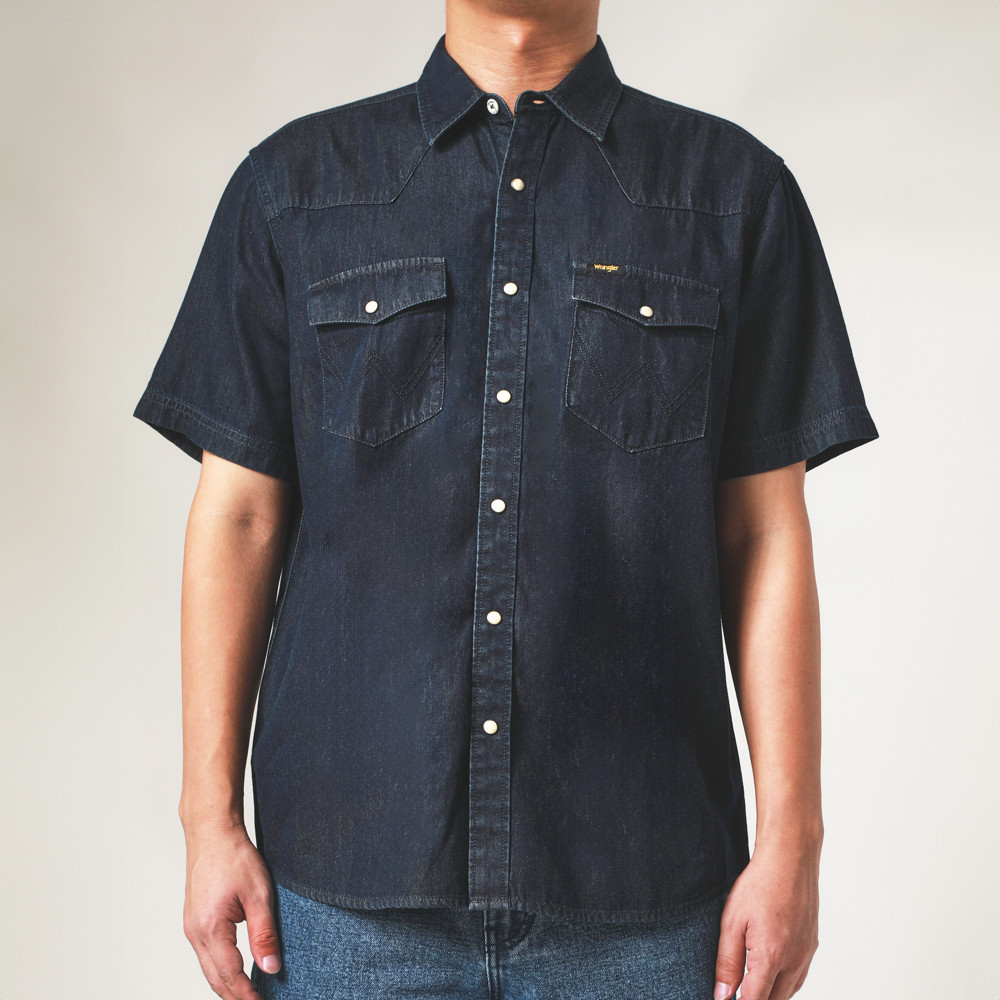 WRANGLER เสื้อเชิ้ตแขนสั้นผู้ชาย คอลเลคชั่น Wrangler For All ทรง Regular รุ่น WR S624MSHSN43 สียีนส์เข้ม
