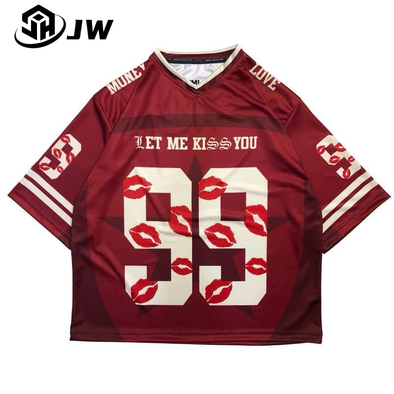 2025 เสื้อกีฬาใหม่ขายดี สบาย ระบายอากาศ แห้งเร็ว เสื้อเจอร์ซีย์ Kiss Me สไตล์เรโทรสีแดง เสื้อกีฬาแขนสั้นคอวี