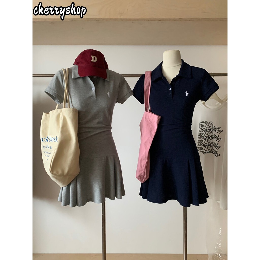 cherryshop🍒พร้อมส่ง ชุดเดรสคอโปโลผู้หญิง เดรสสั้นเซ็กซี่ สีพื้นแขนสั่น ดีไซน์แบบปุ่ม กระโปรงพลีทที่ด้านล่าง