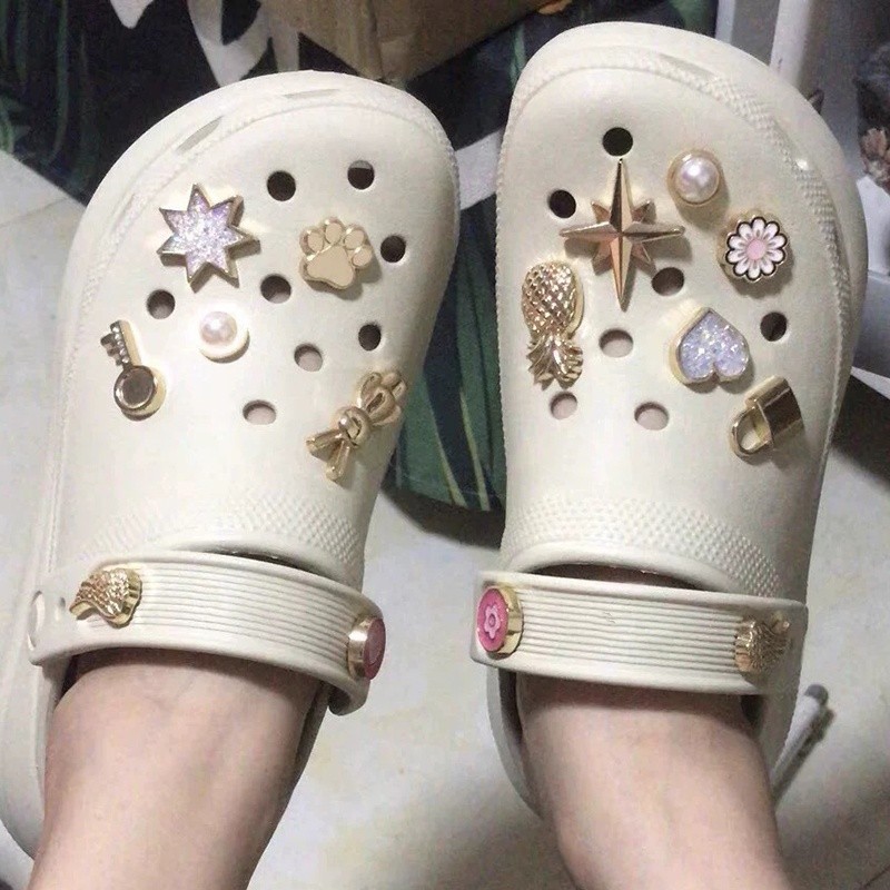 Crocs Jibbitz Metal Jibbitz Cartoon KT Cat Shoe Buckle charm crocs DIY Pearl Gem Shoe Buckle
