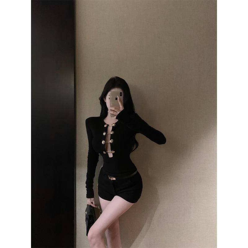 Xyzkuli อารมณ์หัวเข็มขัดโลหะ v คอแขนยาวเสื้อยืดผู้หญิงฤดูใบไม้ร่วง Slim-Fit Hollow Design Feel สาวร้อนสีดํา Slimmer - รูปที่ 6