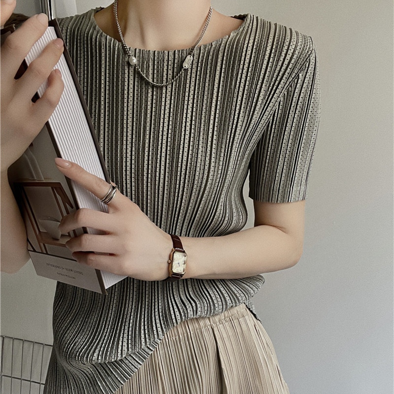 Miyake จีบแขนสั้นผู้หญิงฤดูร้อนบางยืดรอบคอ All-Match Slim-Fit เสื้อยืดกลวงจีบ