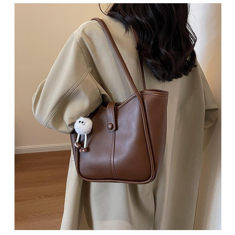 (B-1167)🔥กระเป๋าสะพายไหล่สําหรับสตรี แฟชั่นมาใหม่ หนัง Pu งานดี เรียบง่าย สไตล์วินเทจคลาสสิค  (พร้อมห้อยกระเป๋า)