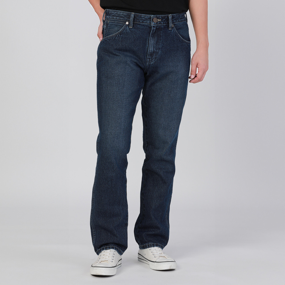 WRANGLER กางเกงยีนส์ผู้ชาย เอวกลาง ทรงตรง Greensboro รุ่น WR F324MGREF12 สียีนส์กลาง