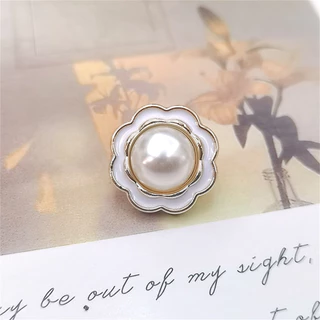 10-Pack Elegant Pearl ปุ่มดอกไม้สีดําสีขาว 12.5/18/25 มม.ปุ่มเย็บผ้าพลาสติกสําหรับชุด Blazer Decor Minimalist ดอกไม้ DIY Craft อุปกรณ์เสริม