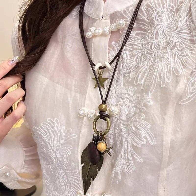 เสื้อกันหนาวสไตล์โบฮีเมียนย้อนยุค กับรายละเอียดโซ่ออร่าสำหรับสุภาพสตรี