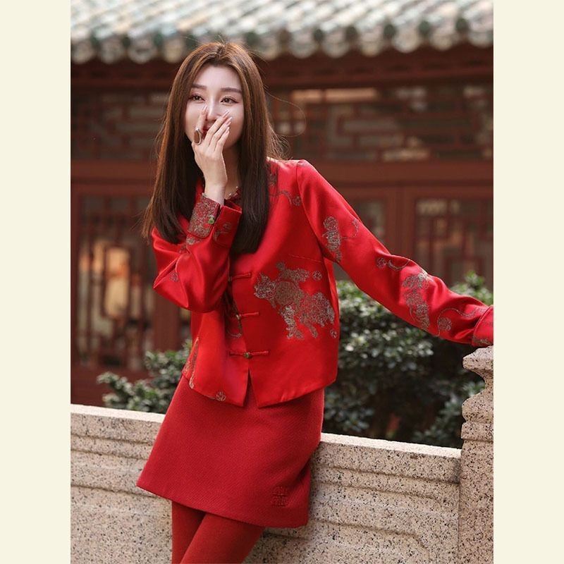 ตรุษจีน Trobe ใหม่สไตล์จีน High-End ที่ไม่ซ้ํากัน Super สวยสีแดงพิมพ์เสื้อหัวเข็มขัดผู้หญิง#过年战袍新中式国风高级感独特超好看上衣红色印花盘扣外套女
