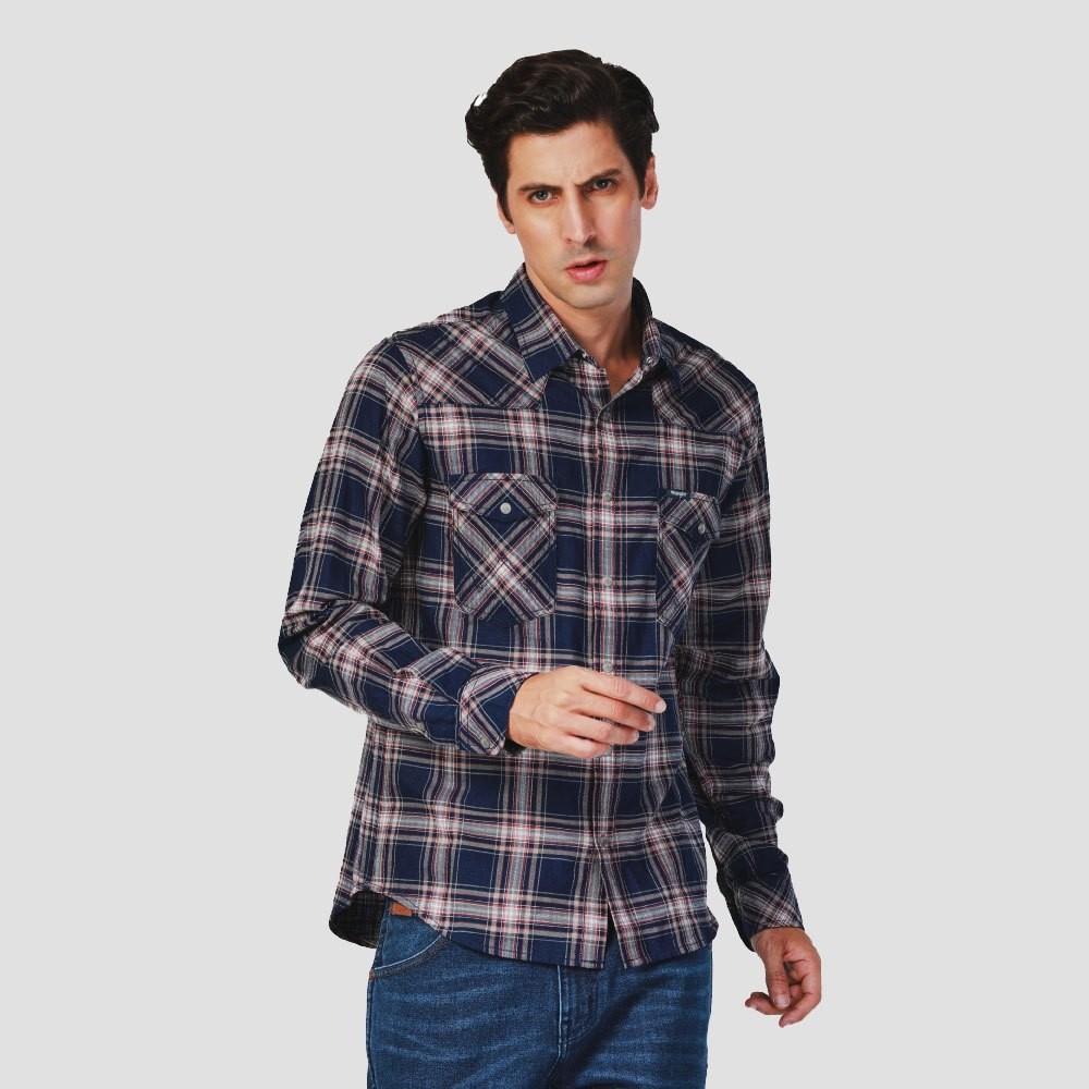 WRANGLER เสื้อเชิ้ตแขนยาวผู้ชาย คอลเลคชั่น Legend Of Wrangler รุ่น WR F124MSHLN04 - สีน้ำเงิน