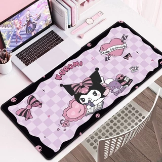 [คลังสินค้าพร้อม] แผ่นรองเมาส์ Kuromi แป้นพิมพ์คอมพิวเตอร์ขนาดใหญ่การ์ตูนโน๊ตบุ๊คเย็บการเรียนรู้การเขียนแผ่นรองโต๊ะสาวน่ารักนักเรียน สินค้า สํานักงานของขวัญ