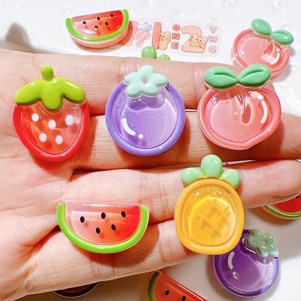 [100 ชิ้นในสต็อก] อุปกรณ์เรซินผลไม้รูปทรงใหม่ อุปกรณ์ DIY ใหม่ ชาร์มรองเท้า วัสดุทำมือ สติ๊กเกอร์ถ้วย กาวครีม แพทช์ อุปกรณ์เสริมผม